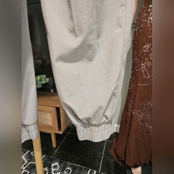 Abercrombie YPB motionTEK Joggers  High Rise In Oat. Size Small Short - Picture 16 of 16